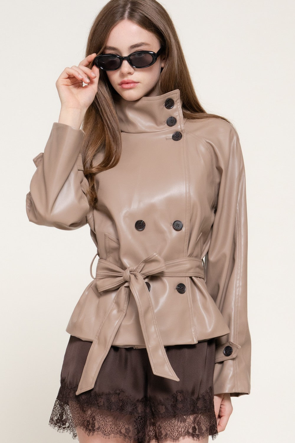 CHAQUETA CORTE TRENCH EN CUERO SINTÉTICO